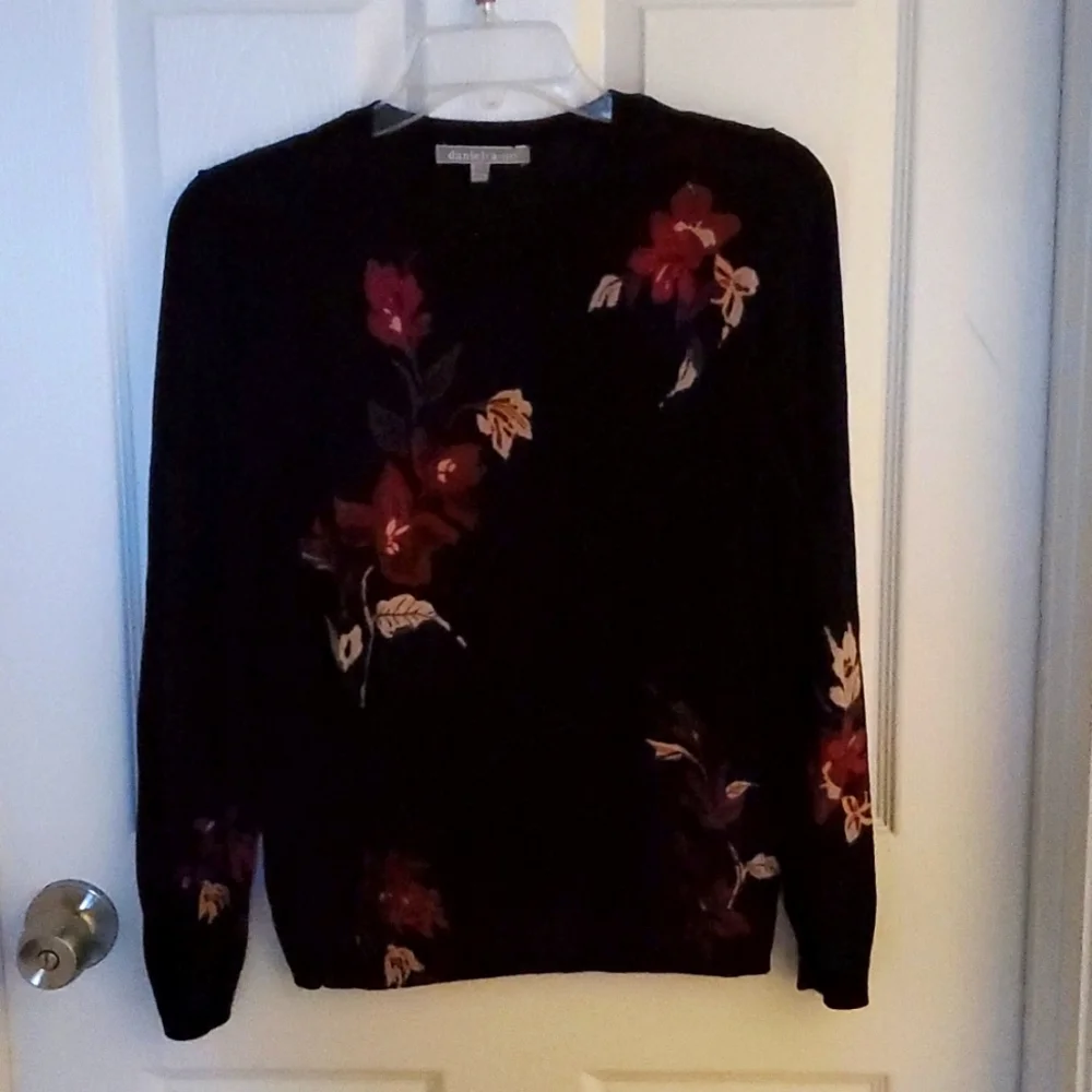 Flower Sweater - Picture 1 of 2